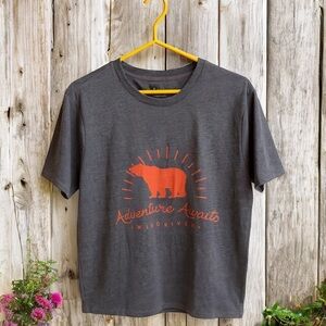👛 (ANY 2/$20) WINDRIVER Modern Fit Grey/Orange Graphic Tee “Nature Awaits”